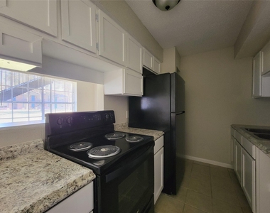 3206 Lobit Drive - Photo Thumbnail 7