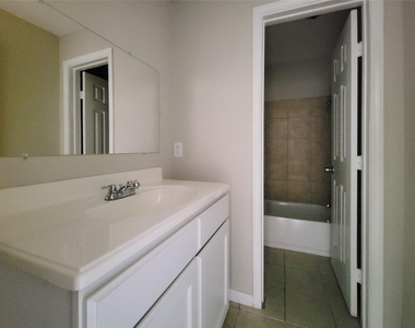3206 Lobit Drive - Photo Thumbnail 11
