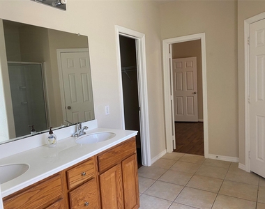 2912 Ashbrook Lane - Photo Thumbnail 12