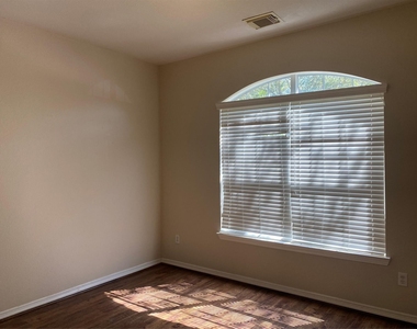 2912 Ashbrook Lane - Photo Thumbnail 6