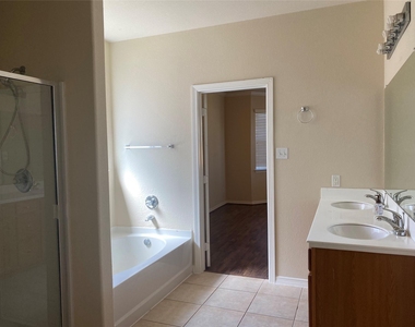 2912 Ashbrook Lane - Photo Thumbnail 11