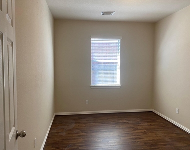 2912 Ashbrook Lane - Photo Thumbnail 7