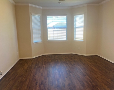 2912 Ashbrook Lane - Photo Thumbnail 5