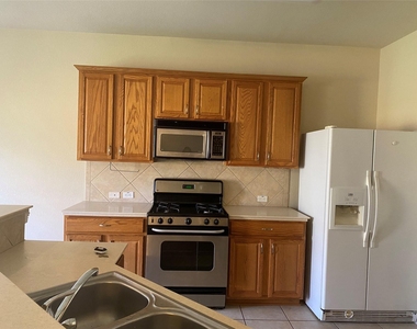 2912 Ashbrook Lane - Photo Thumbnail 10
