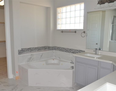 5706 Caper Shores Lane - Photo Thumbnail 14