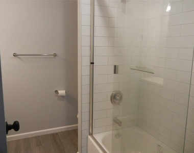 20811 Emerald Street - Photo Thumbnail 8