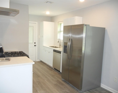 20811 Emerald Street - Photo Thumbnail 5