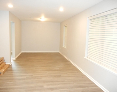 20811 Emerald Street - Photo Thumbnail 4
