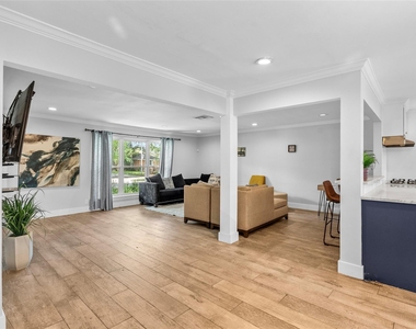 10058 Cedardale Drive - Photo Thumbnail 8