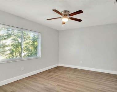5900 22nd Avenue N - Photo Thumbnail 10