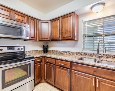 701 Poinsettia Road - Photo Thumbnail 4