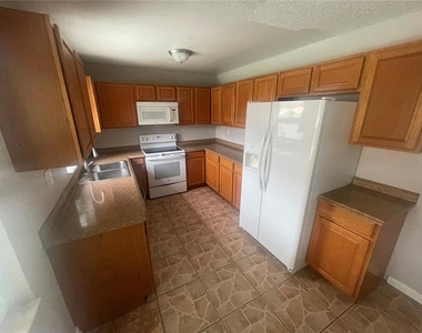 906 Essex Road - Photo Thumbnail 2