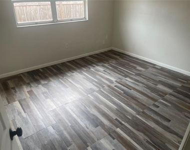 906 Essex Road - Photo Thumbnail 5