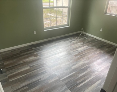 906 Essex Road - Photo Thumbnail 9