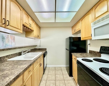6324 Newtown Circle - Photo Thumbnail 3