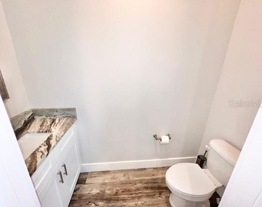 907 Randall Street - Photo Thumbnail 6