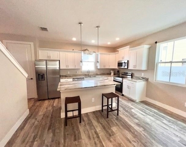 907 Randall Street - Photo Thumbnail 3