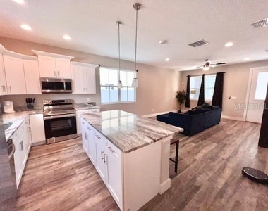 907 Randall Street - Photo Thumbnail 4