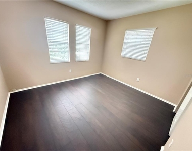 423 Longwood Circle - Photo Thumbnail 8