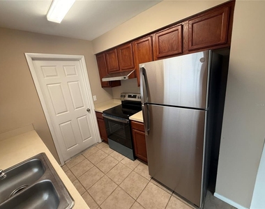 423 Longwood Circle - Photo Thumbnail 2