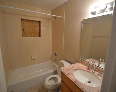 423 Longwood Circle - Photo Thumbnail 9