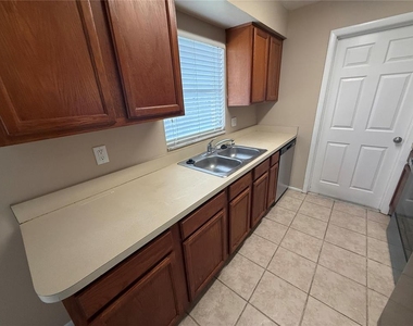 423 Longwood Circle - Photo Thumbnail 3