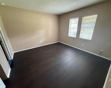 423 Longwood Circle - Photo Thumbnail 5