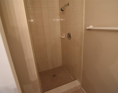 423 Longwood Circle - Photo Thumbnail 7