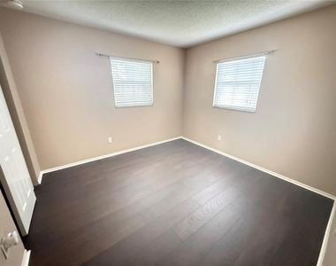 423 Longwood Circle - Photo Thumbnail 10