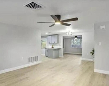 7605 Embassy Boulevard - Photo Thumbnail 5