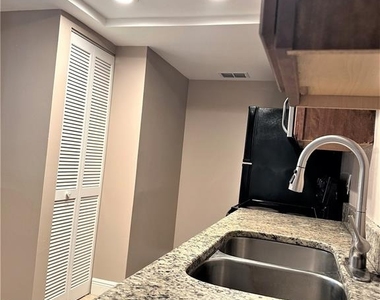 5057 Vineland Road - Photo Thumbnail 10