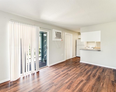 1341 West Pointe Drive - Photo Thumbnail 2