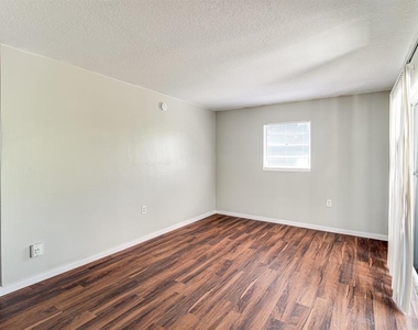 1341 West Pointe Drive - Photo Thumbnail 6