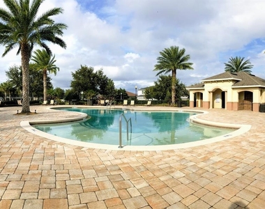 11717 Chateaubriand Avenue - Photo Thumbnail 4
