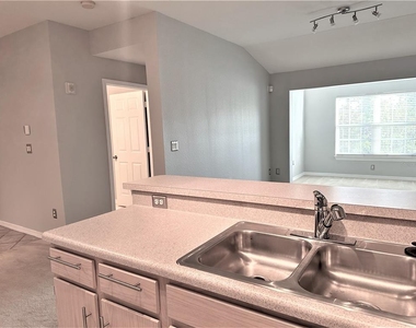 5475 Vineland Road - Photo Thumbnail 11