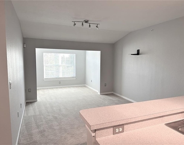 5475 Vineland Road - Photo Thumbnail 7