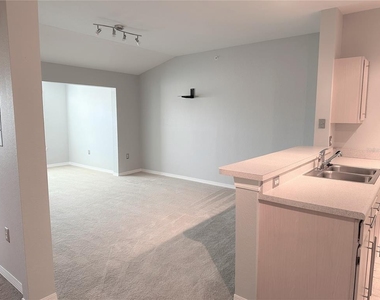 5475 Vineland Road - Photo Thumbnail 6