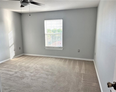 5475 Vineland Road - Photo Thumbnail 19