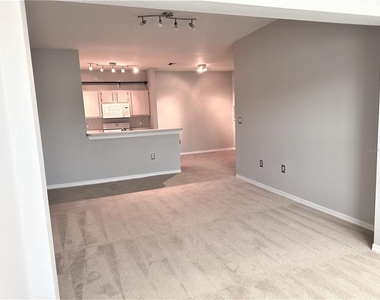 5475 Vineland Road - Photo Thumbnail 17