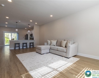 1411 Greenview Drive - Photo Thumbnail 5