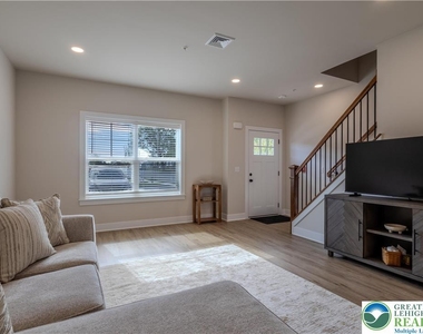 1411 Greenview Drive - Photo Thumbnail 3