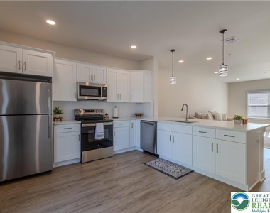 1411 Greenview Drive - Photo Thumbnail 9