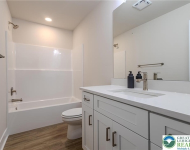 1411 Greenview Drive - Photo Thumbnail 21