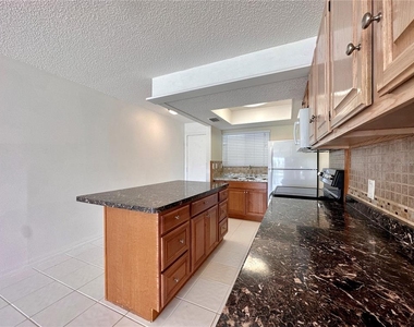 1001 W Marion Avenue - Photo Thumbnail 5