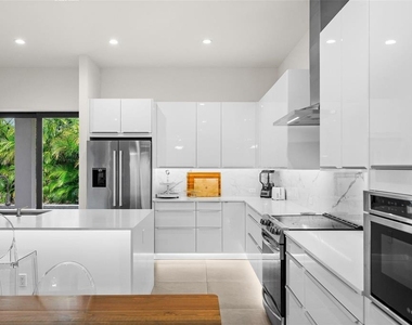 5351 Moeller Avenue - Photo Thumbnail 10