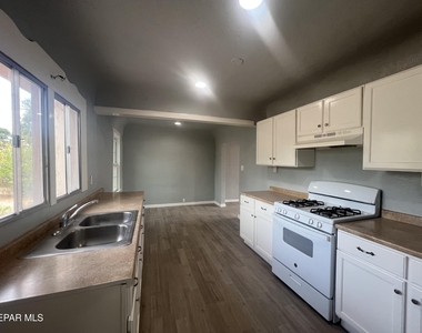 8405 Pinon Street - Photo Thumbnail 4