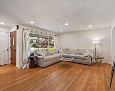 6581 Rosemoor Street - Photo Thumbnail 3