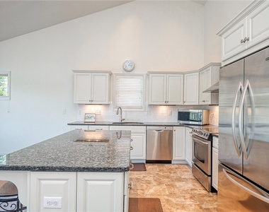 320 N Lakeside Dr - Photo Thumbnail 3