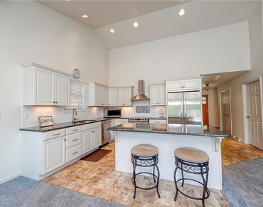 320 N Lakeside Dr - Photo Thumbnail 2
