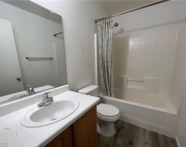 9584 Bandera Creek Avenue - Photo Thumbnail 6